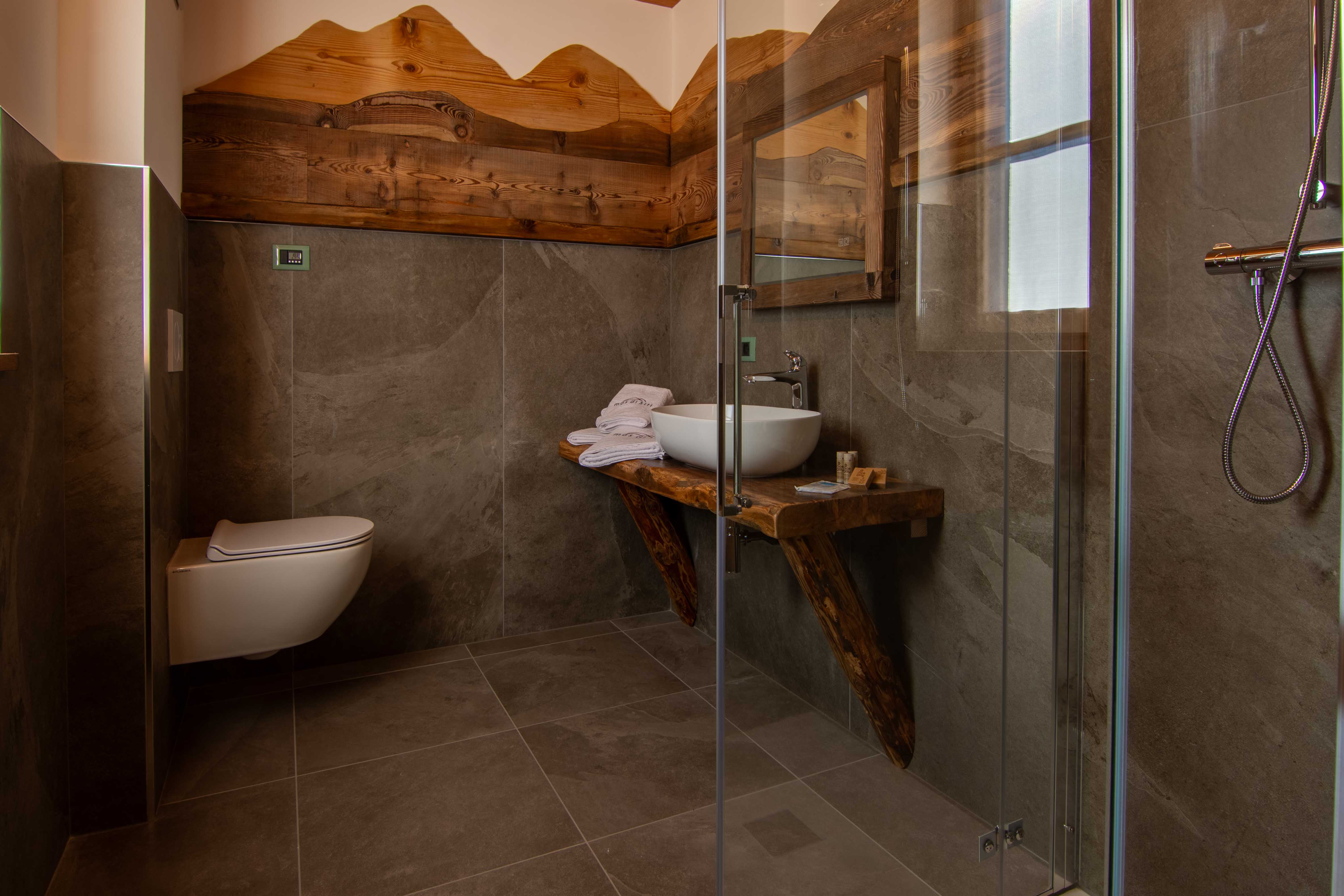 Camera Manzar. Lussoso bagno con spazioso box doccia.
